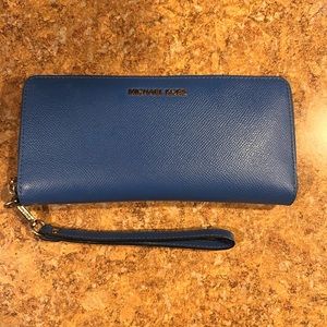Michael kors wallet wristlet